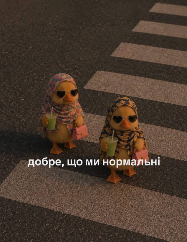 Кумедна Листівка Добре, що ми нормальні для найкращої подруги з гумором